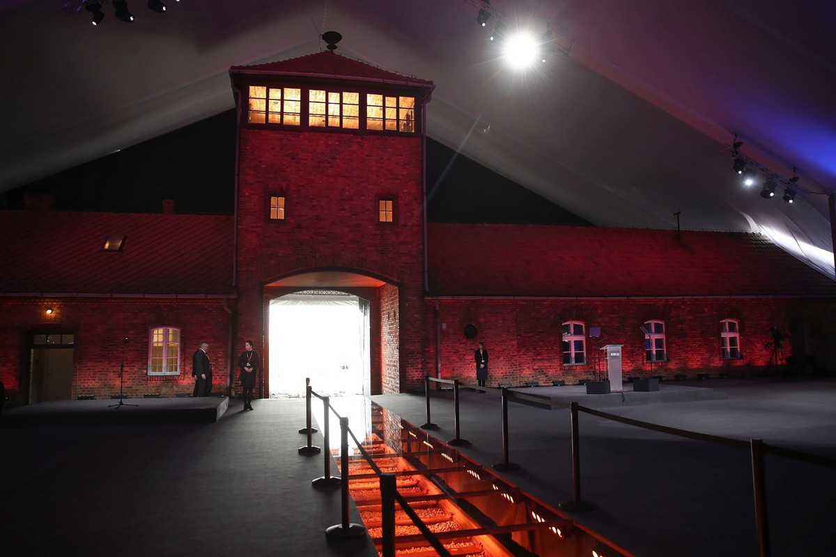 przygotowania do uroczystości przed Bramą Śmierci