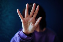 Jak działa procedura Niebieskiej Karty? Po zmianie przepisów obejmuje ona więcej osób