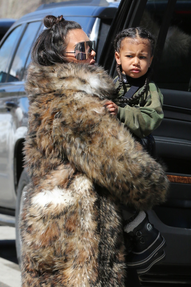 Kim Kardashian w wielkim futrze!