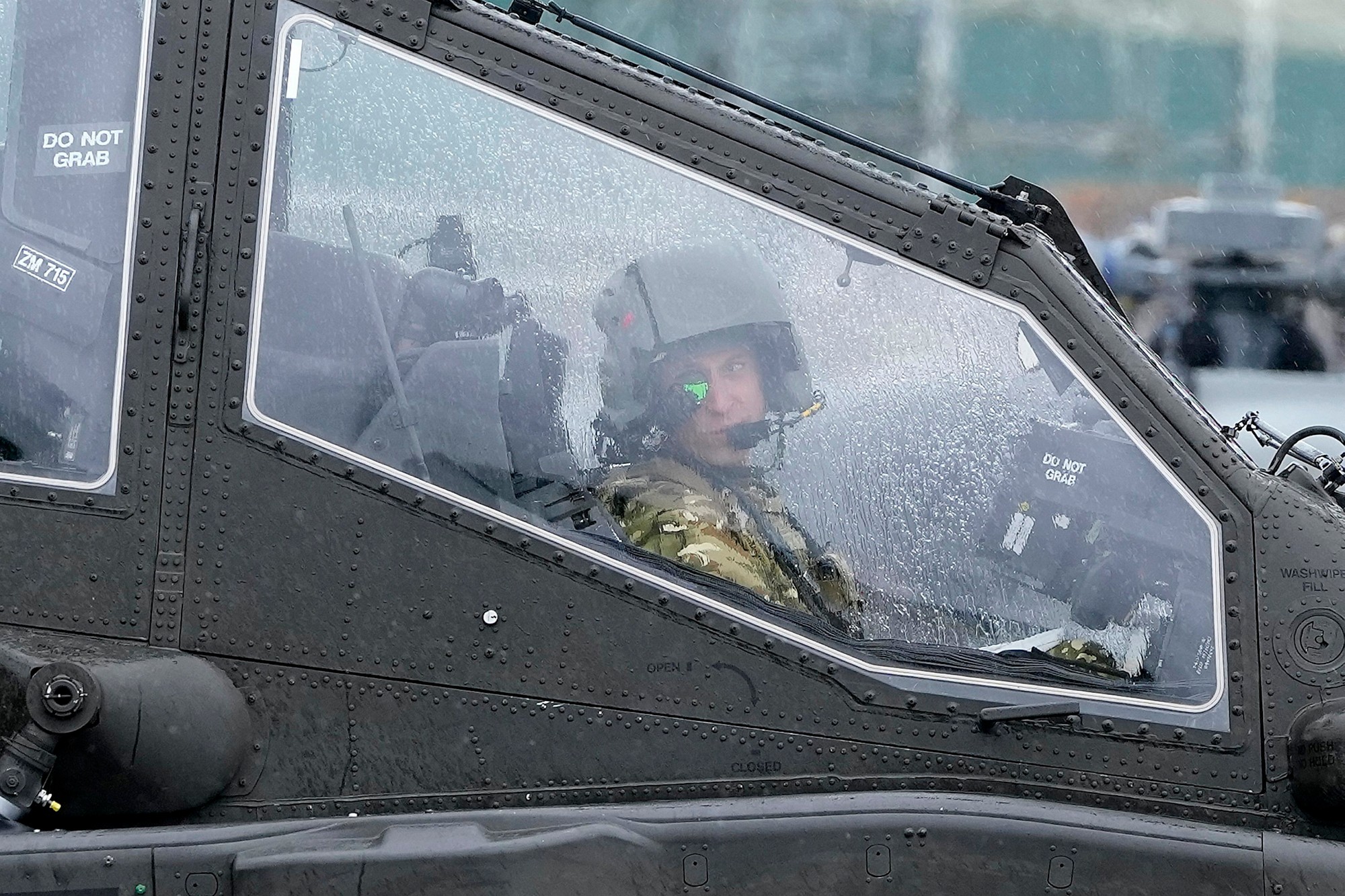 Britský kráľ Karol III. vymenoval princa Williama za vrchného veliteľa armádneho letectva pred helikoptérou Apache.