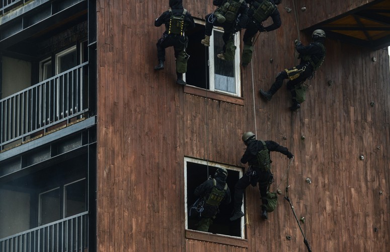 Ćwiczenia funkcjonariuszy Biura Operacji Antyterrorystycznych KGP, sprawdzające stan przygotowań antyterrorystów do szczytu NATO i Światowych Dni Młodzieży