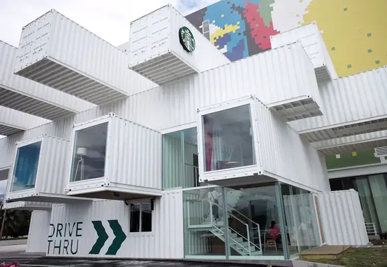 Kawiarnia Starbucks zbudowana z 29 kontenerów. Firma stawia na recykling