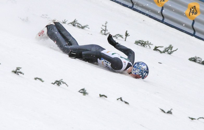 Koszmarny upadek Thomasa Morgensterna. Uderzył głową o zeskok