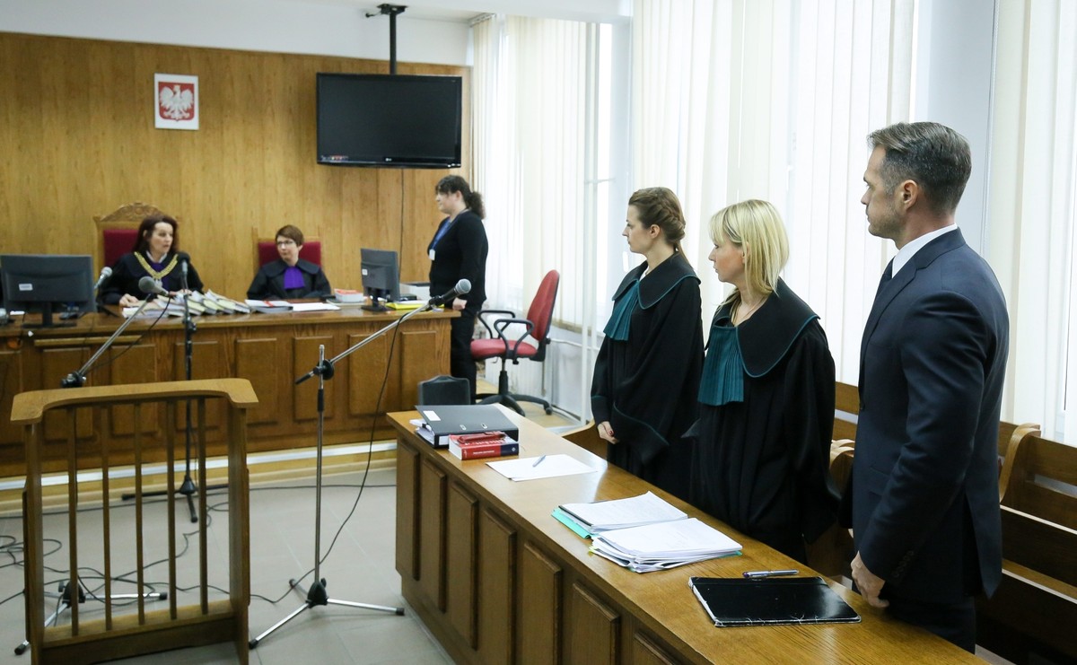 Sławomir Nowak w sądzie (pierwszy z prawej)