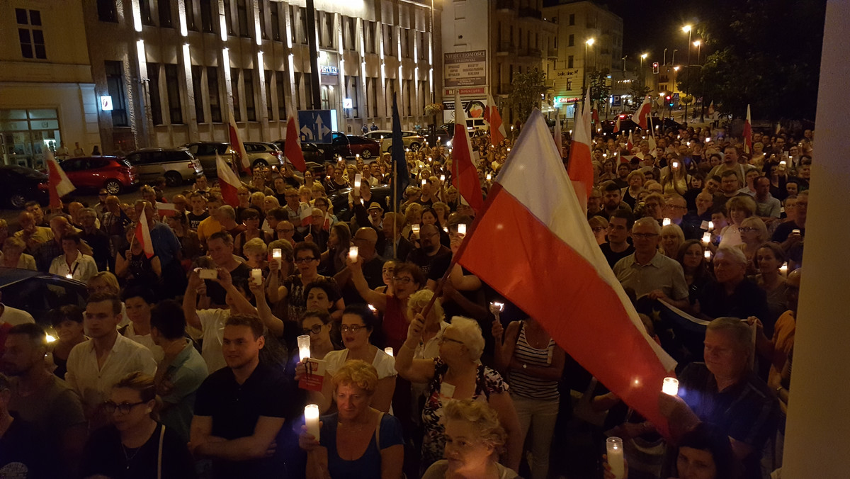 Kilkaset osób pojawiło się przed Sądem Okręgowym w Lublinie. Demonstranci wyrazili swoje zadowolenie z decyzji prezydenta Andrzeja Dudy, który zapowiedział zawetowanie ustaw o KRS i Sądzie Najwyższym. Jednak dla mieszkańców Lublina jest to za mało i domagają się zablokowania nowych przepisów o sądach powszechnych.