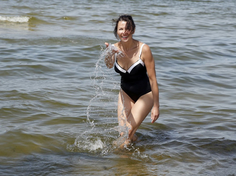 Dziennikarka korzysta ze słońca i zażywa kąpieli w Bałtyku...