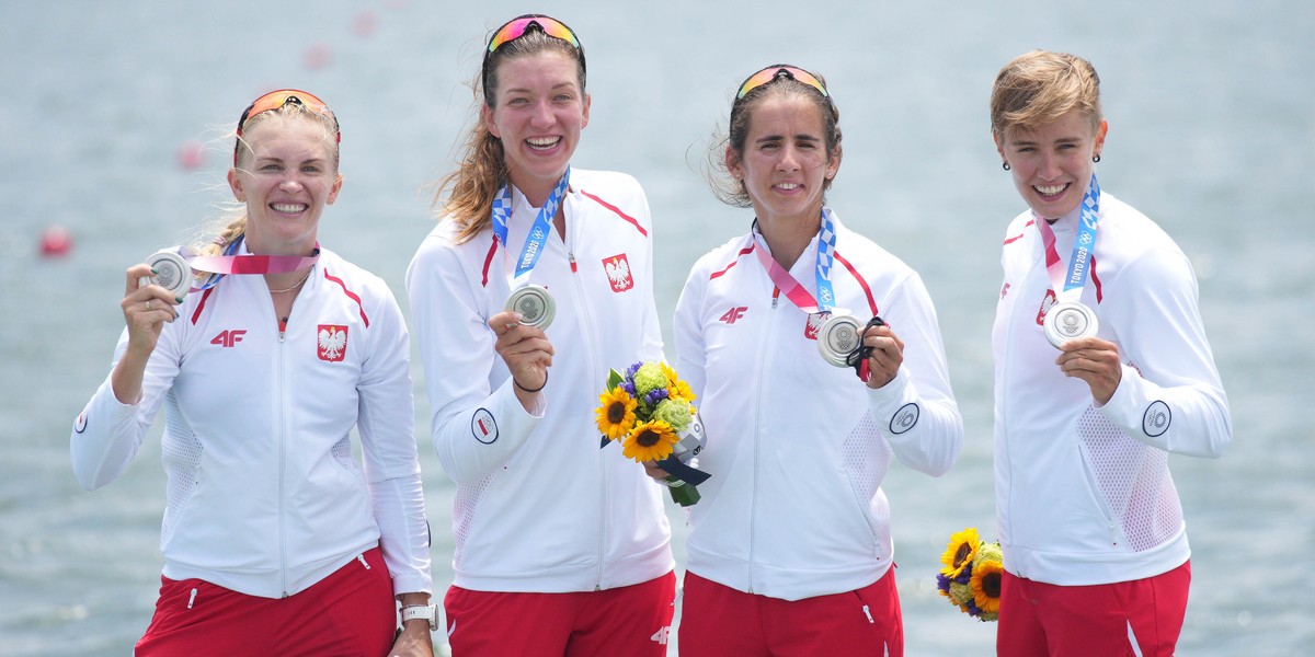 Agnieszka Kobus-Zawojska, Marta Wieliczko, Maria Sajdak i Katarzyna Zillmann cieszą się ze srebrnego medalu