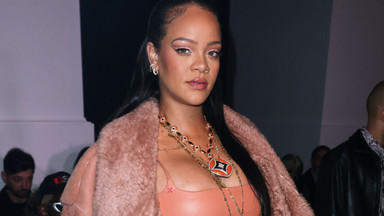Rihanna pokazała ciążowe krągłości podczas Tygodnia Mody w Paryżu. Ale… spójrzcie na to futro!