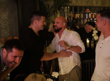 Sloba Radanović U PROVIDNOJ MAJICI PRED KOLEGAMA, supruga Jelena ga UPOZORILA NA VREME: "Gde si takav pošao, moraš da se presvučeš"! (VIDEO)