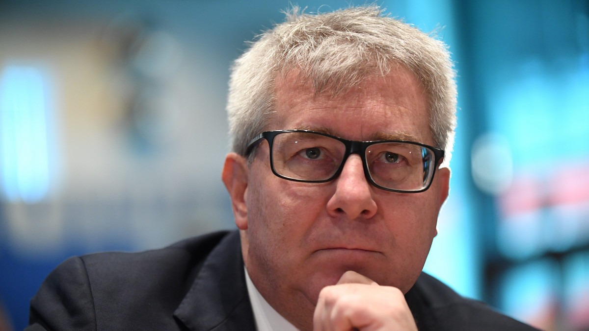 Eurodeputowany PiS Ryszard Czarnecki powiedział dziś, że Polska nie ulegnie szantażowi w sprawie przymusowej relokacji uchodźców. - Unia Europejska nie ma jeszcze żadnych regulacji prawnych, dotyczących konsekwencji odmowy przyjęcia uchodźców - podkreślał polityk w radiowej Trójce.