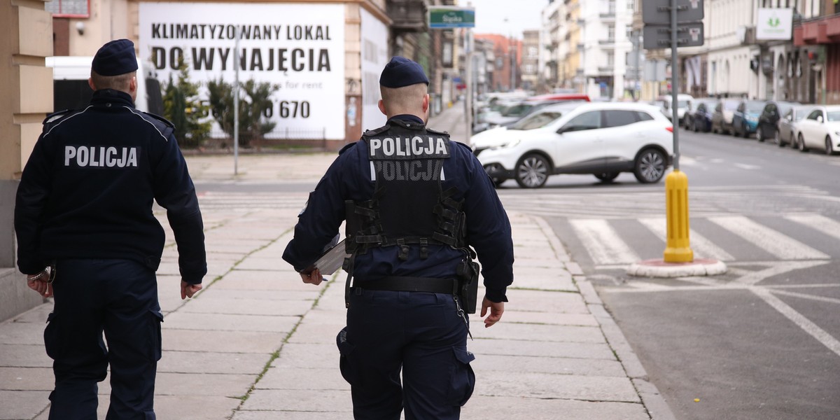 "W kwestii limitu gości wigilijnych liczymy na samodyscyplinę, ale pamiętajmy, że inspektorzy sanitarni i policjanci zobowiązani są reagować, chociażby w związku ze zgłoszeniami od innych osób" - powiedział we wtorek rzecznik Komendanta Głównego Policji.