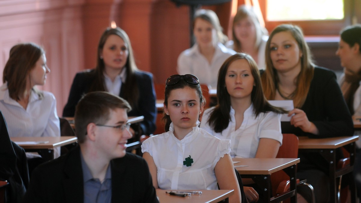 Mrożek cytujący Mickiewicza w "Śmierci porucznika" oraz motyw tańca w "Kwiatach polskich" Tuwima i piosence Osieckiej "Niech żyje bal" - to tematy do wyboru dla maturzystów piszących egzamin z polskiego na poziomie rozszerzonym.