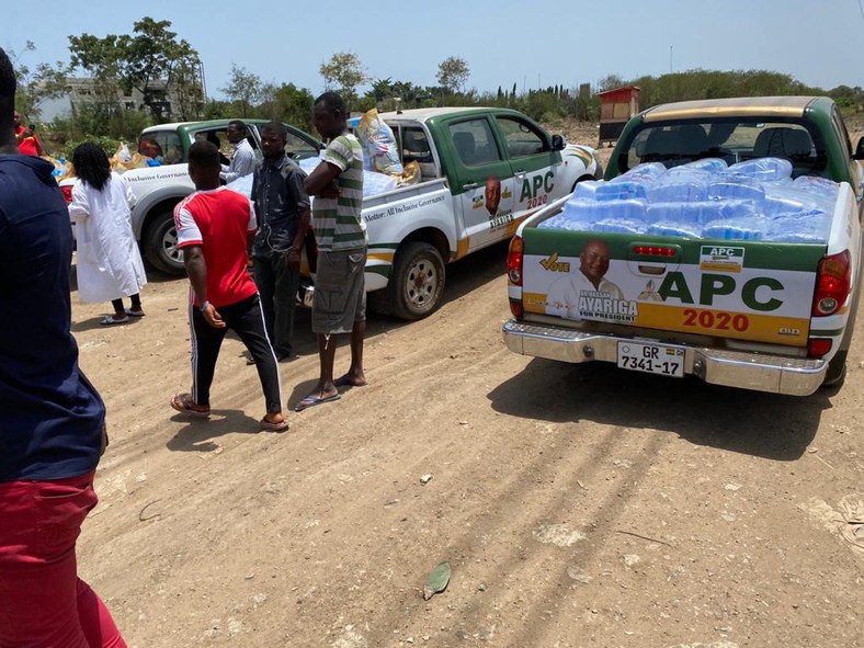 Hassan Ayariga shares food items to the needy using the best method seen so far (video)