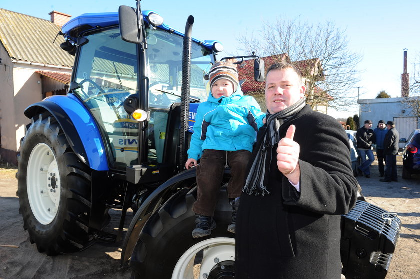 Komornik zabrał mu ciągnik za długi sąsiada z pomocą mu przyszedł New Holland