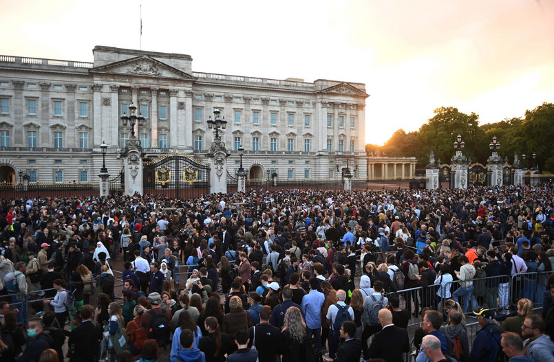 Londyńczycy gromadzą się przed Buckingham Palace