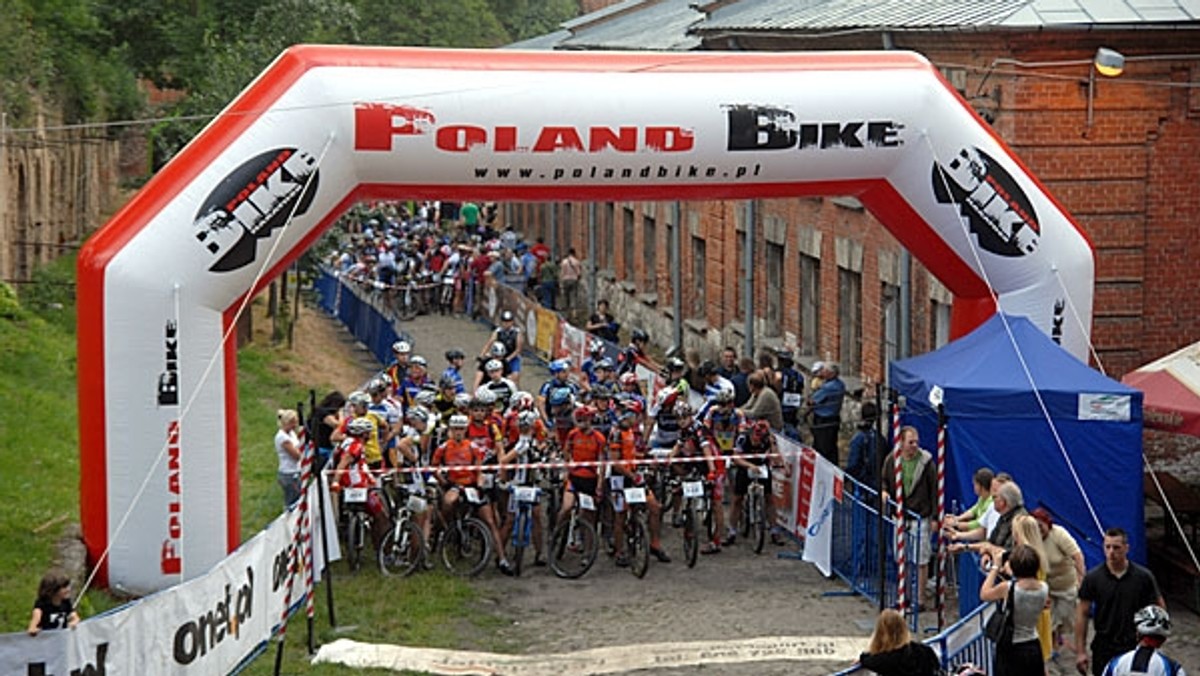 W najbliższą niedzielę 10 października w Nowym Dworze Mazowieckim odbędzie się ostatni, trzynasty etap cyklu Poland Bike Marathon 2010. Finisz zapowiada się pasjonująco. Na uczestników imprezy czeka pełna uroku trasa oraz mnóstwo nagród, w tym... aż 20 (!) rowerów górskich, ufundowanych przez firmę MBIKE. I to wszystko w przepięknej scenerii dawnych fortyfikacji Twierdzy Modlin.