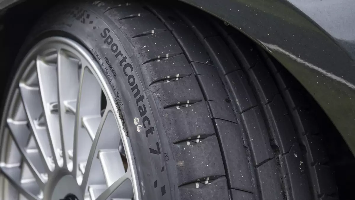 Test opon letnich 2023: najlepsze opony do aut sportowych, rozmiar: 225/40  R18