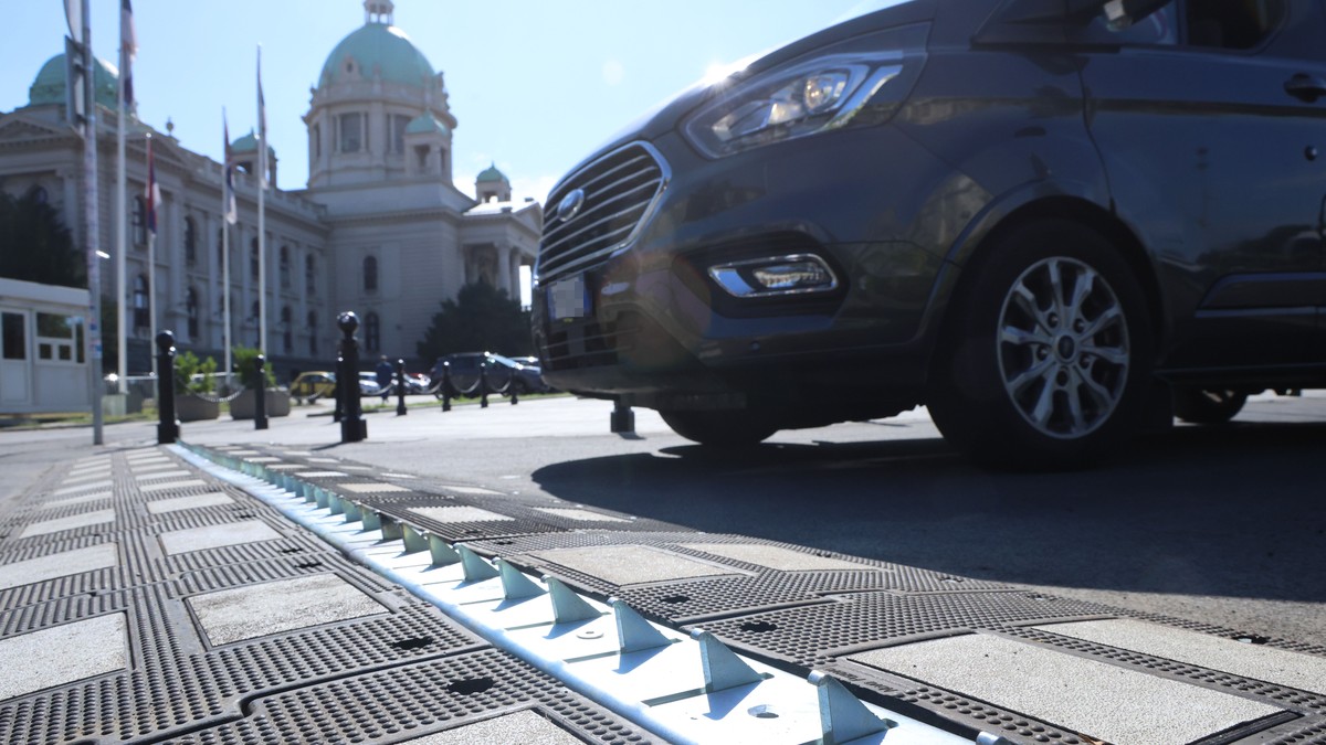 Ležeći policajci sa šiljcima