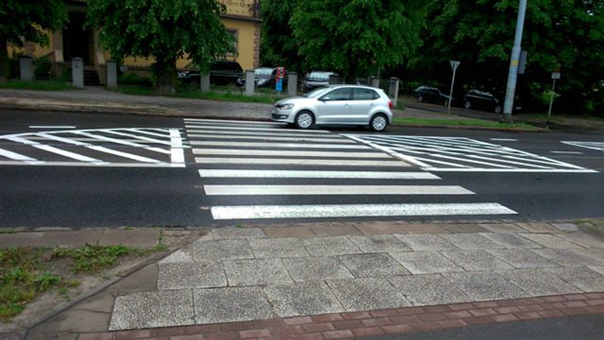 Od piątku obowiązuje nowa organizacja ruchu w pobliżu najniebezpieczniejszego przejścia dla pieszych w Gdańsku, tj. na al. Hallera w pobliżu Opery Bałtyckiej. Gdański ZDiZ wprowadził nowe oznakowanie poziome oraz zamontował progi zwalniające. Pojawią się także separatory punktowe.