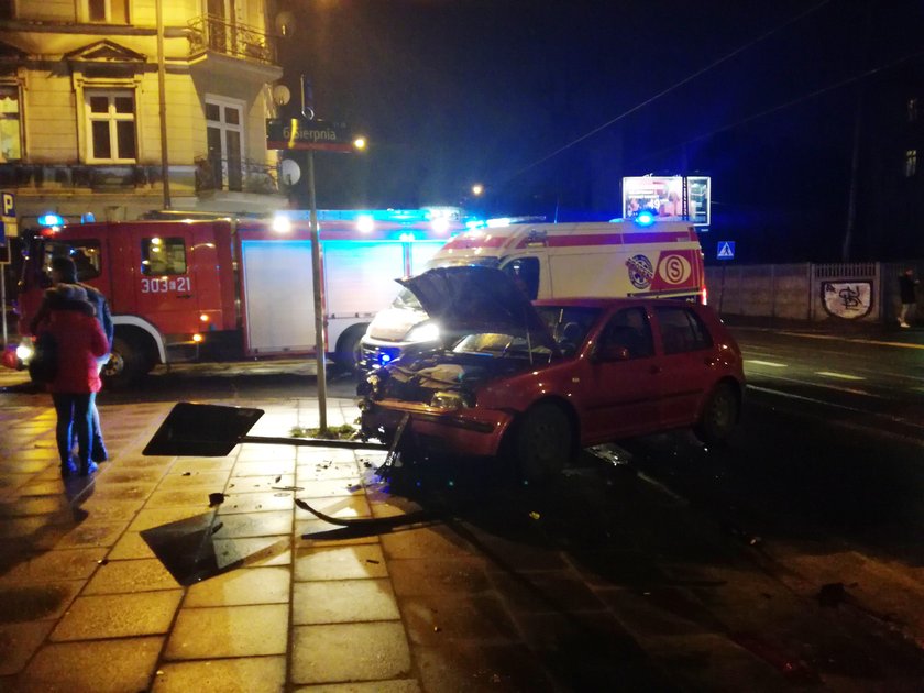 Wypadek na Gdańskiej. Skoszony znak i przewrócone auto