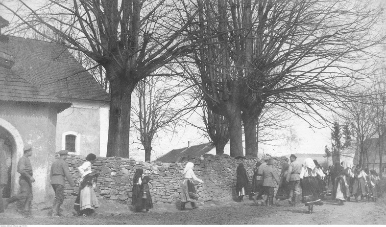 Cerkiew w Galicji lub na Słowacji. Ludność wiejska i żołnierze rosyjscy po wyjściu z cerkwi (1914-15) 