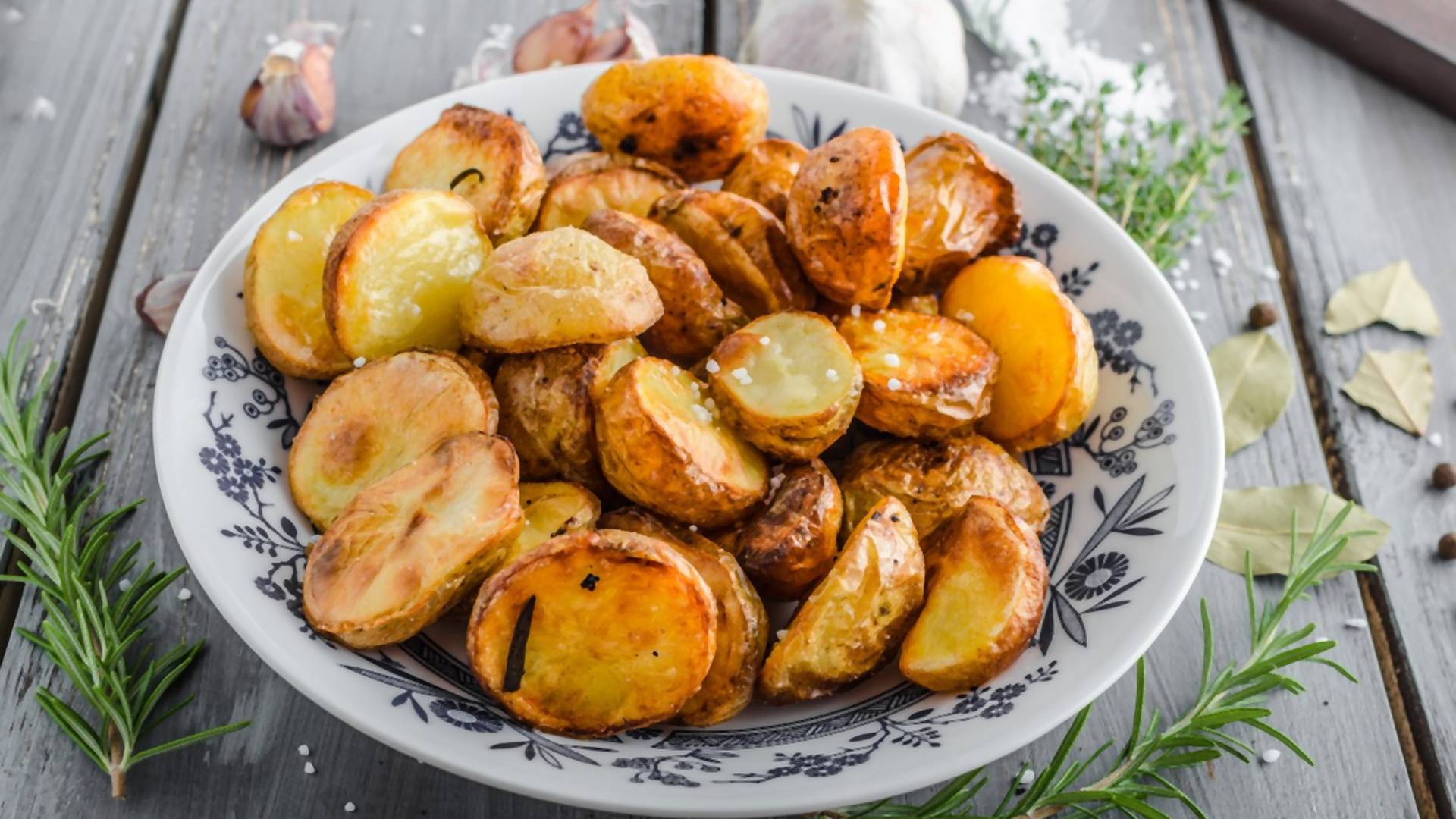 Savršeno hrskav i pikantan krompir možete da dobijete samo ako mu dodate sastojak koji svako ima u kuhinji