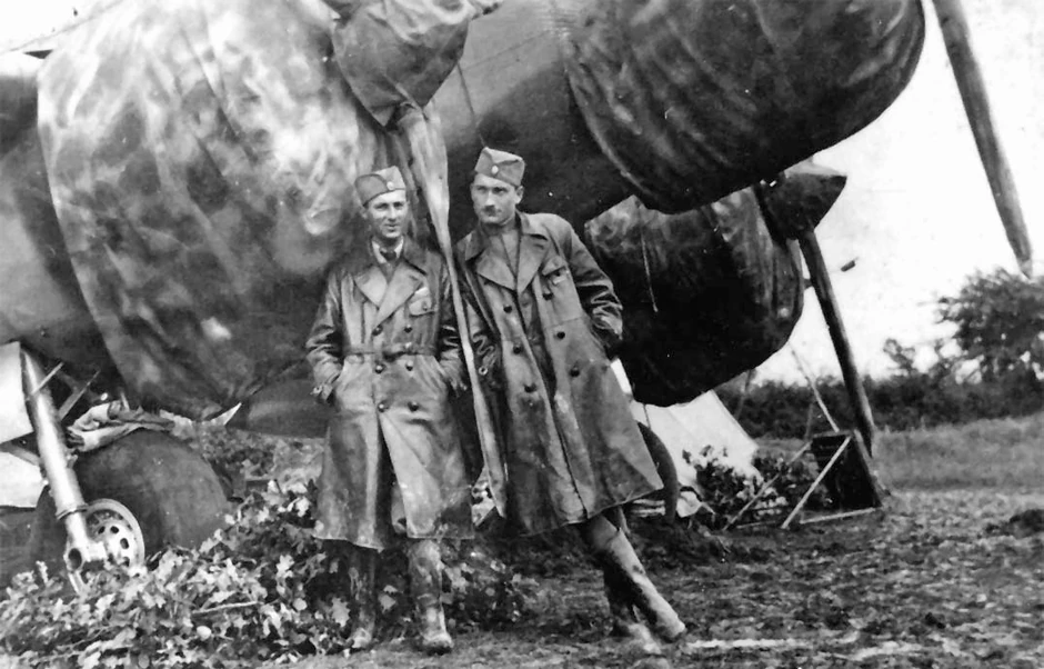 Piloti Miljko Vračarić (desno) i Bogdan Jovanović na aerodromu u Preljini 1940.