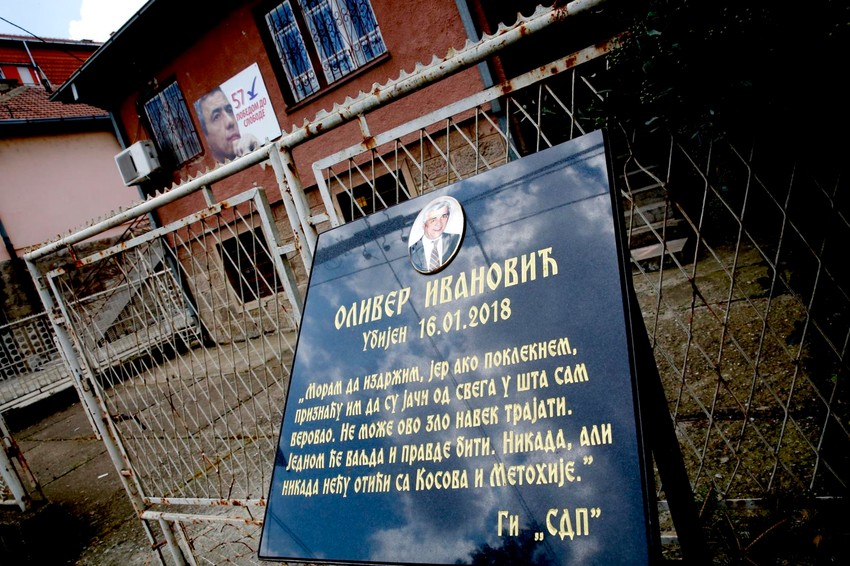 Spomen ploča ispred stranačkih prostorija pokreta Olivera Ivanovića