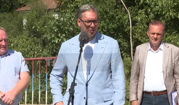 Vučić obilazi radove na lokalnom putu u Trgovištu