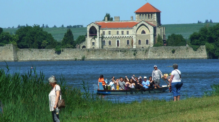 Strandot hozhatnak létre a tatai Öreg-tó partján / Fotó: MTVA/Bizományosi: Jászai Csaba