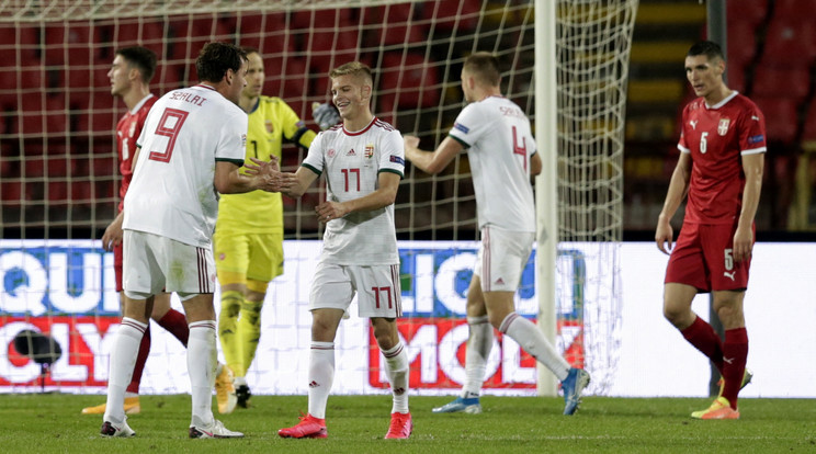 Boldog magyar játékosok, legyőztük Szerbiát, rég volt ilyen sorozata a futballválogatottnak. / Fotó: MTI/EPA/Andrej Cukic