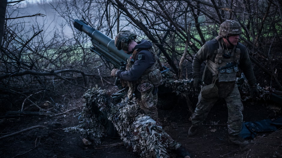 Ukraińscy żołnierze na stanowisku artyleryjskim
