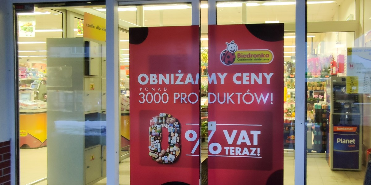 Biedronka coraz mniej wydaje na reklamy w tv. Jej główny konkurent również.