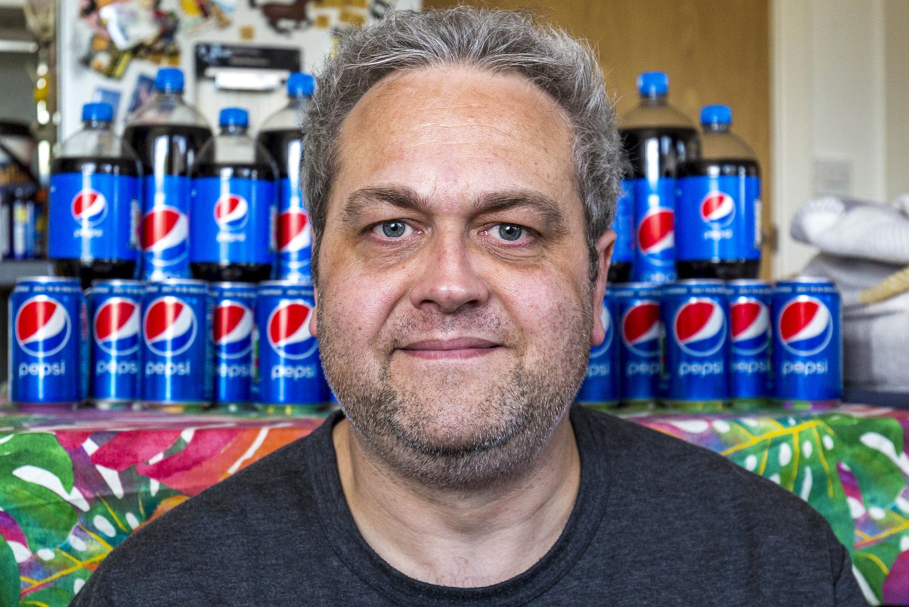 Andrew vypil denne vyše 30 plechoviek Pepsi. 