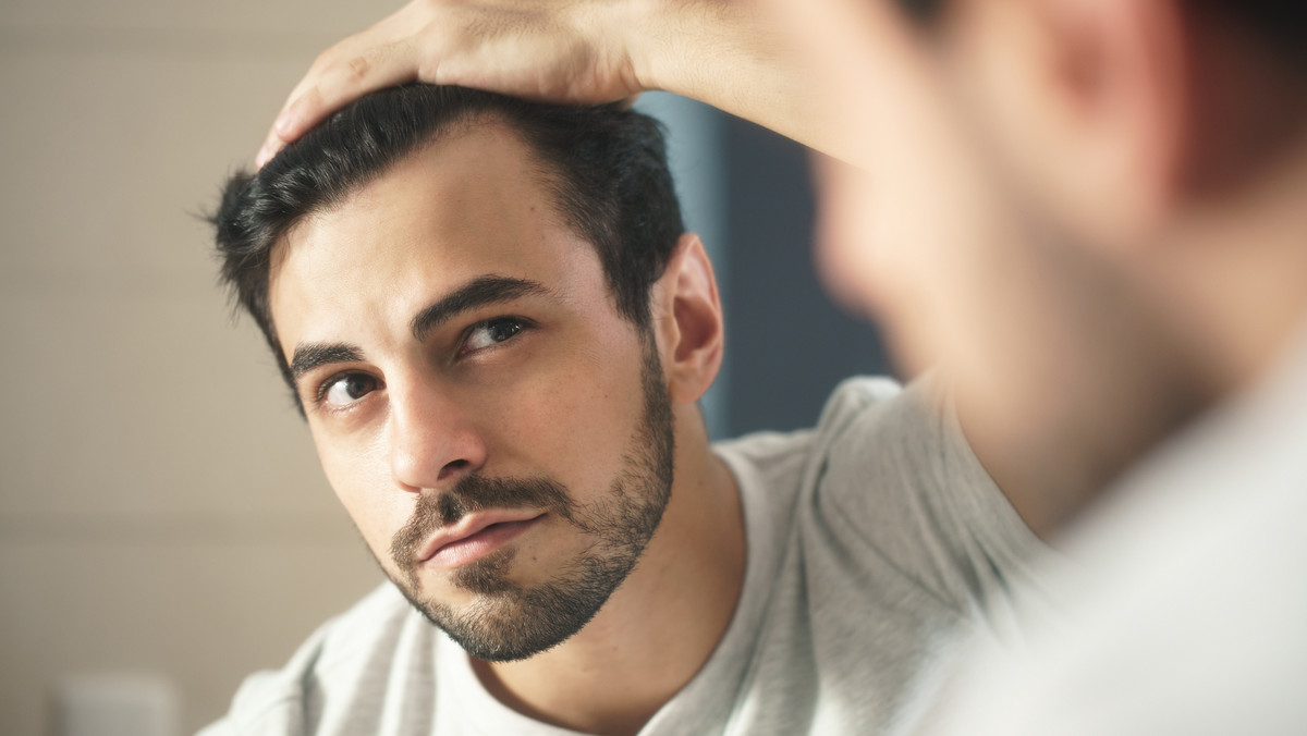 Widmo łysienia krąży nad większością mężczyzn - szczególnie tych, którzy młodzieńcze lata mają już za sobą. Przyjmuje się, że odsetek łysych wynosi niemal 40%. Wydawałoby się, że łysienie jako naturalny (zazwyczaj) proces nie powinno powodować kompleksów ani problemów z akceptacją siebie. Jest jednak zupełnie inaczej. Spośród wszystkich łysych i łysiejących kolejne 40% nie czuje się dobrze z brakiem włosów lub ich wypadaniem. Nie mówi się jednak o tym zbyt często, ponieważ zbytnie przejmowanie się takimi szczegółami wyglądu ciągle uznawane jest za “niemęskie”. Tymczasem problemy związane z łysieniem i brak akceptacji społecznej do walki z nim w skrajnych przypadkach prowadzą nawet do depresji. Ten problem porusza kampania społeczna “Łyso Ci? Nie kombinuj!”
