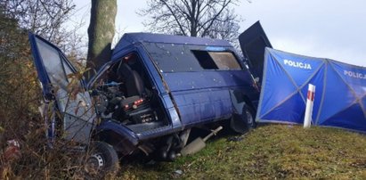 Dramatyczny wypadek w Chańczy. Bus zawinął się na drzewie, nie żyją dwie osoby