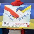 Solidarność z Ukrainą. Do obiegu trafił specjalny znaczek pocztowy "Jesteśmy z Wami!"