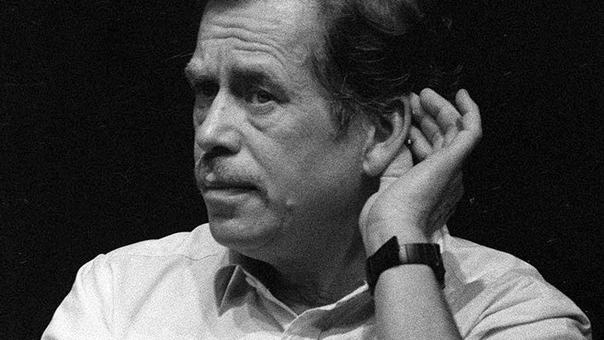 W wieku 75 lat zmarł w niedzielę Vaclav Havel - ostatni prezydent Czechosłowacji i pierwszy przywódca Czech po upadku komunizmu, a także pisarz, dramaturg, legenda czechosłowackiej opozycji i do swych ostatnich dni aktywny obrońca praw człowieka w świecie. Były prezydent zmarł w swym wiejskim domu w Hradeczku, na pogórzu karkonoskim. Jak podało czeskie radio publiczne, były prezydent zmarł w nocy z soboty na niedzielę, we śnie.