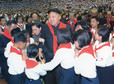 Kim Dzong Un w otoczeniu Młodych Pionierów. 66. rocznicy Korpusu Młodych Pionierów. (czerwiec 2012 r.)