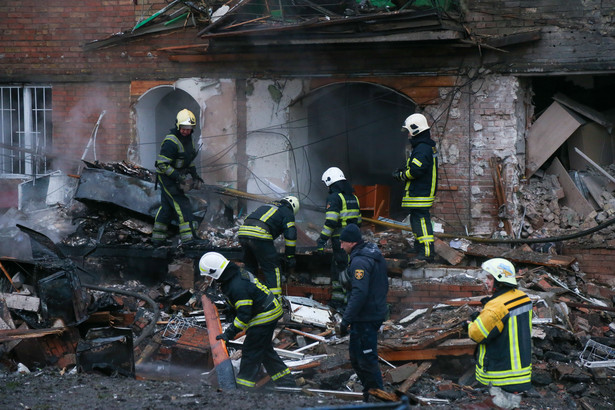 Wyszogród, Ukraina, 23.11.2022. Ukraińskie służby podczas akcji ratunkowej w miejscu rosyjskiego ataku