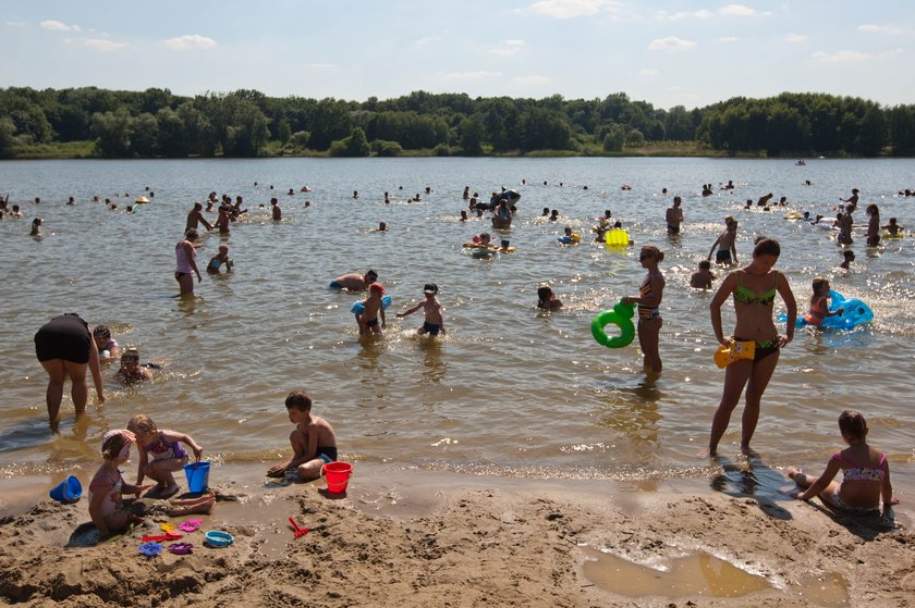 Ludzie na kąpielisku Rusałka