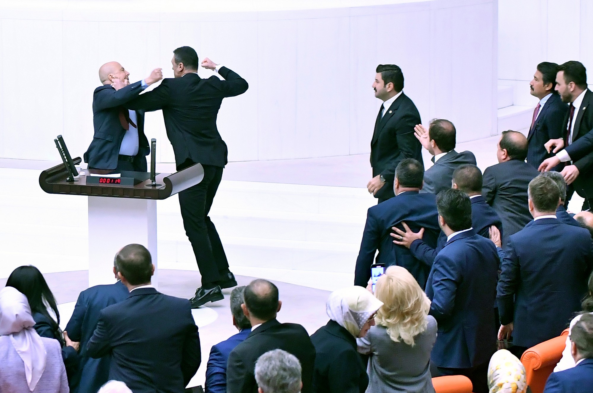 Bitka v tureckom parlamente.