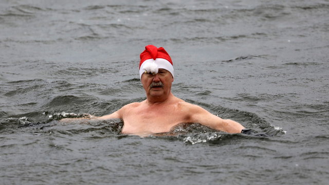 Idén is letudták a karácsonyi fürdést egy német úszóklub tagjai