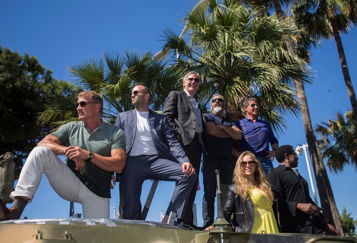 Dolph Lundgren, Jason Statham, Harrison Ford, Mel Gibson, Ronda Rousey, Sylvester Stallone i Wesley Snipes w Cannes