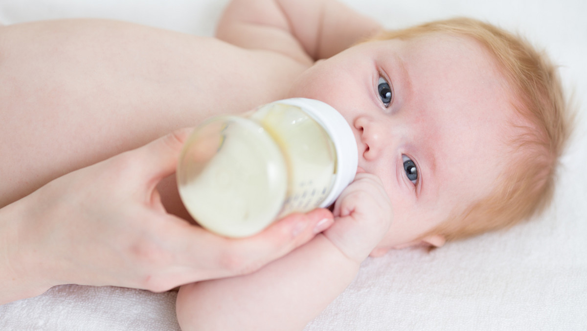 Pieluszki Pampers Active Baby-Dry zawierają mikroperełki (Micro Pearls™), które wchłaniają do 30 razy więcej wilgoci, niż same ważą i utrzymują ją z dala od skóry dziecka. Dzięki temu skóra malucha pod pieluszką jest naprawdę sucha, aż do 12 godzin, a dziecko może cieszyć się niczym niezmąconym snem przez całą noc. Pampers to najlepsze pieluszki dla utrzymania suchej skóry dziecka.* Posiadają pozytywną opinię Instytutu Matki i Dziecka oraz są rekomendowane przez Polskie Towarzystwo Pediatryczne i Naczelną Radę Pielęgniarek i Położnych.