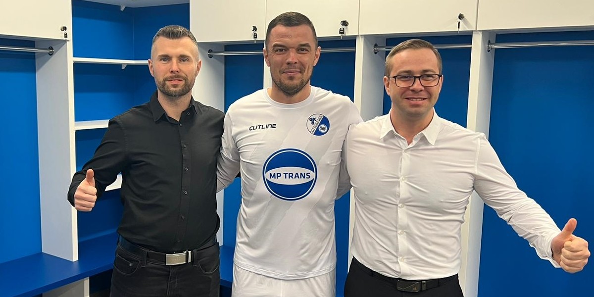 Dawid Janczyk ma być gwiazda GKS Raciborowice. Z lewej kierownik klubu do spraw organizacyjno - sportowych Łukasz Lisiowski, z prawej sponsor i prezes GKS-u Marcin Pitera