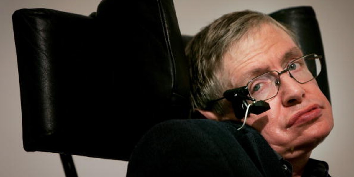 Stephen Hawking był jednym z najsłynniejszych astrofizyków. Zmarł w marcu 2018 roku w wieku 76 lat. W trakcie trwającej 40 lat kariery naukowej Hawking zajmował się głównie czarnymi dziurami i grawitacją kwantową