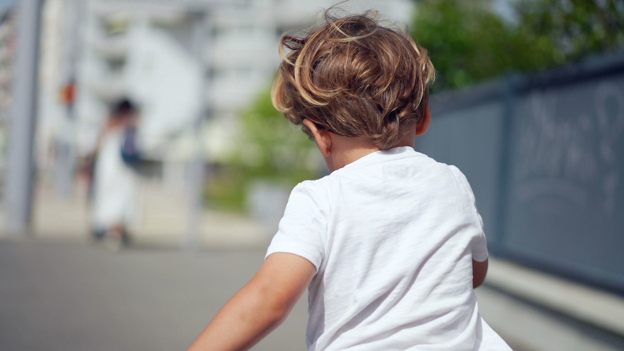Pięciolatek sam błąkał się po Augustowie. Personel przedszkola nie zauważył jego zniknięcia