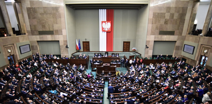 Partia Donalda Tuska słabnie, gdy dwaj panowie podają sobie dłoń. Najnowszy sondaż