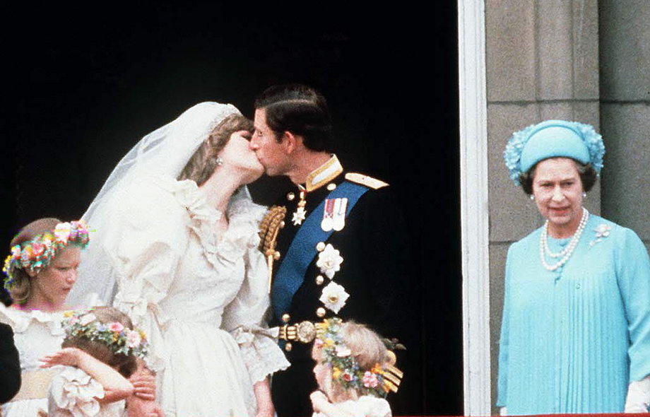 Książę Karol I Księżna Diana na balkonie Pałacu Buckingham w dzień ich ślubu.